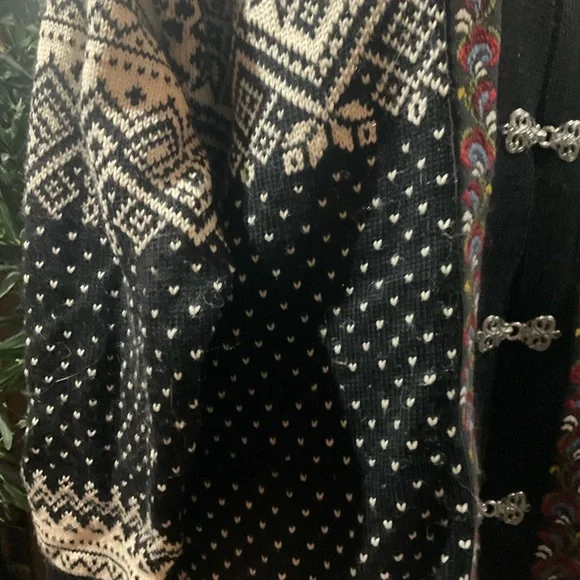 “Scandinavian” Style Embroidered Hook And Eye Closure Long Sleeved Sweater. - Picture 10 of 14